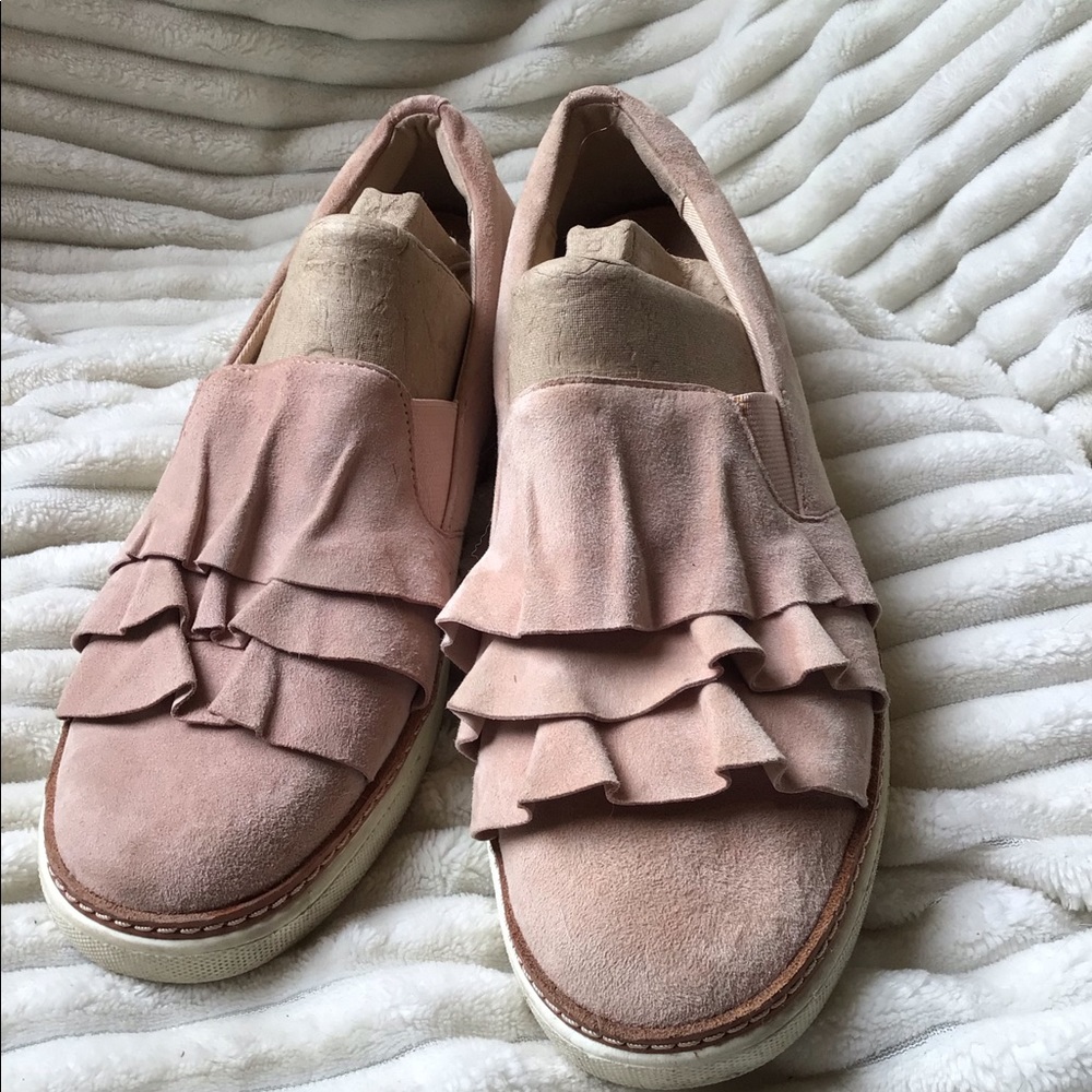 Vionic pink suede ruffle shoes